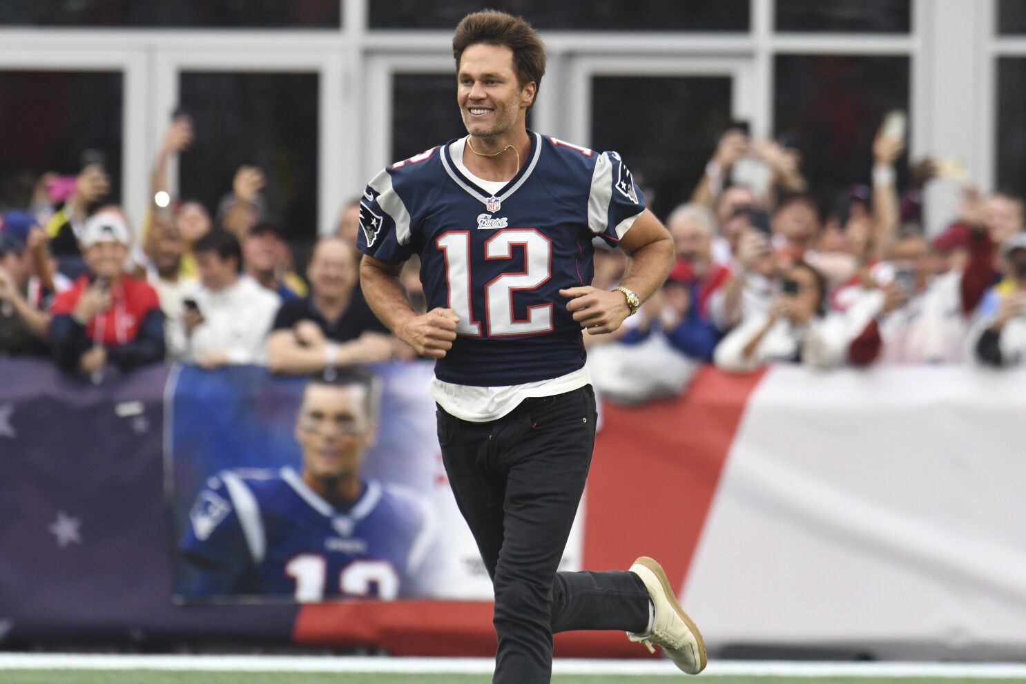 Tom Brady returns to hero s welcome in New England and declares